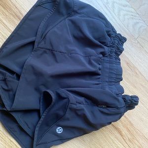 Lululemon hotty hot shorts balck 2.5 size 4